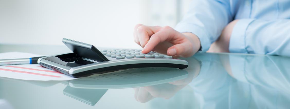 Symbolfoto eines Zahnarztes bei der digitalen Dokumentation parodontaler Behandlungsdaten am Bildschirm.