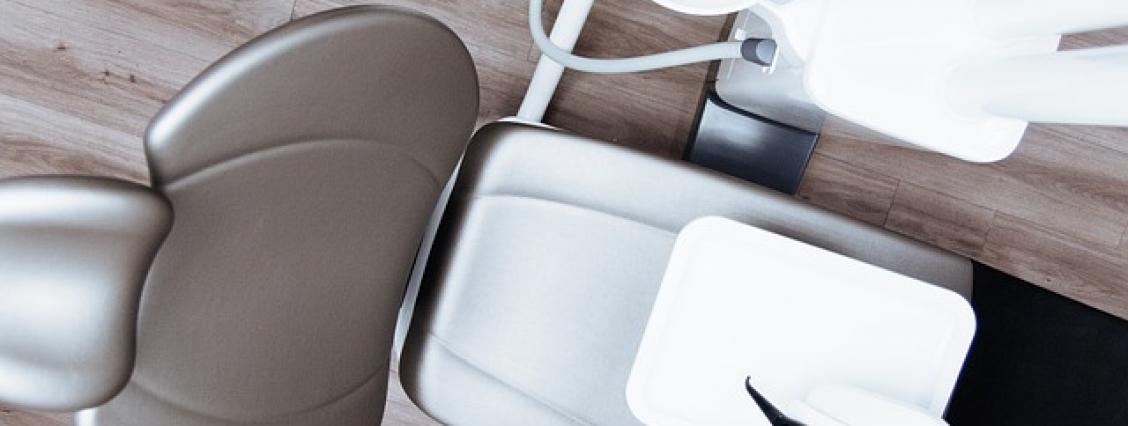 Symbolbild eines Zahnarztes, der mit Patient eine Vereinbarung zur Zahnbehandlung bespricht.