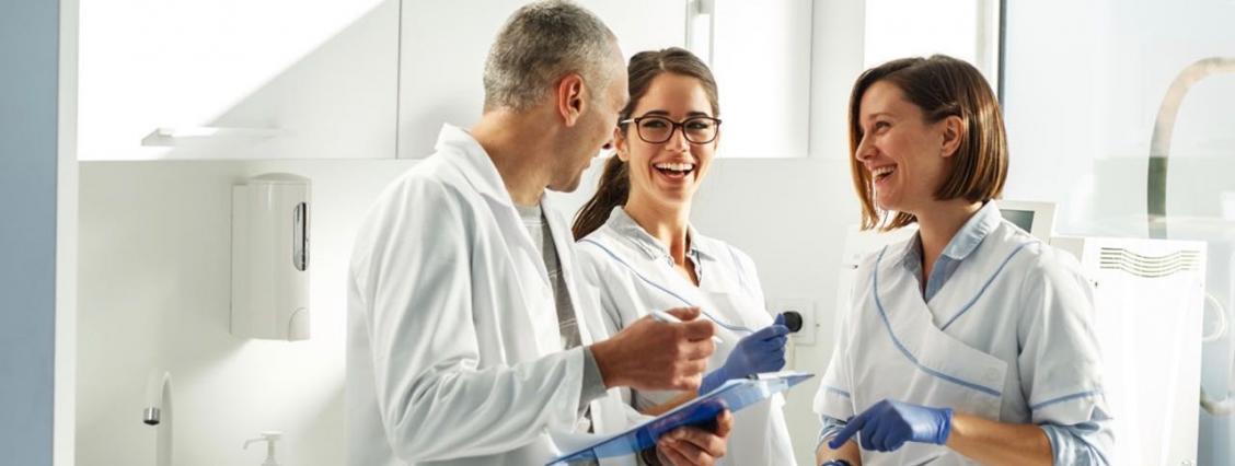 Zahnmediziner im Gespräch unter Kollegen