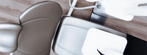 Symbolbild eines Zahnarztes, der mit Patient eine Vereinbarung zur Zahnbehandlung bespricht.