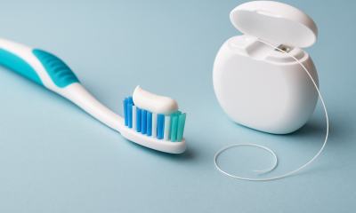 Symbolbild einer Zahnbürste und Zahnseide – Thema Reihenfolge bei der Zahnpflege