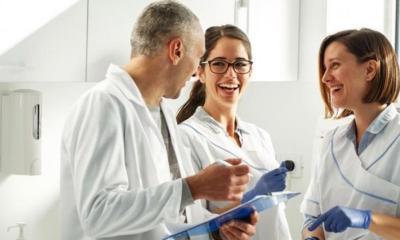 Zahnmediziner im Gespräch unter Kollegen