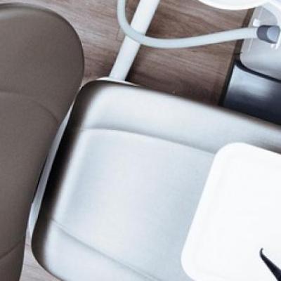 Symbolbild eines Zahnarztes, der mit Patient eine Vereinbarung zur Zahnbehandlung bespricht.