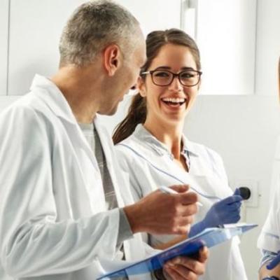 Zahnmediziner im Gespräch unter Kollegen